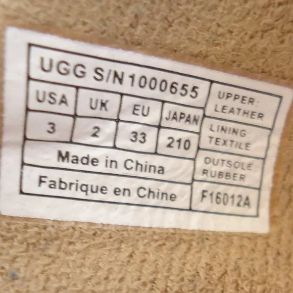SIZE 3. UGG girls leather thong sandals.