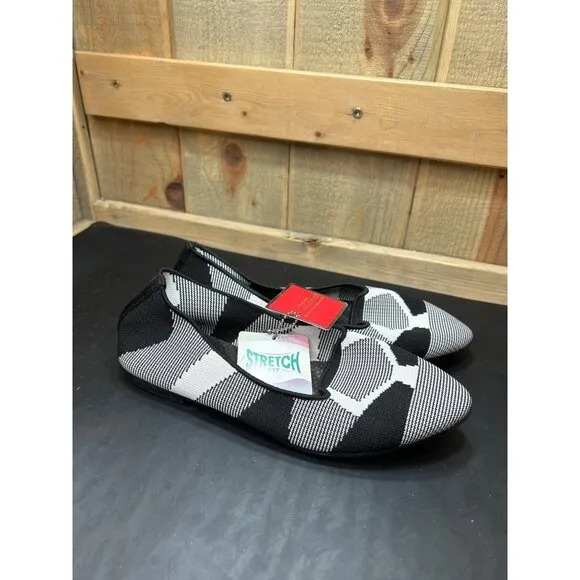 Skechers Womens Stretch Fit Slip-On Flats Black/White Geometric Pattern Size 6.5