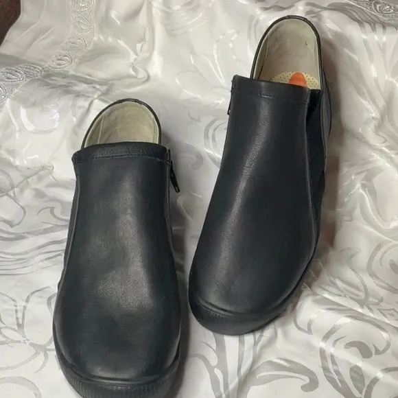 Softinos by Fly London‎ Leather Casual Flats with Inner Zipper