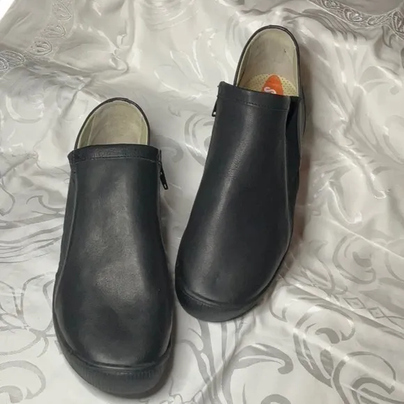 Softinos by Fly London‎ Leather Casual Flats with Inner Zipper