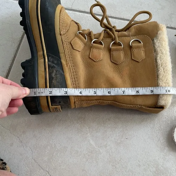 Sorel caribou Sherpa cuff boots size 8