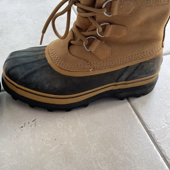 Sorel caribou Sherpa cuff boots size 8