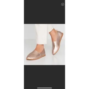 Sorel ELLA slip On Flats in Rose Gold. Near new! Size 9.5.