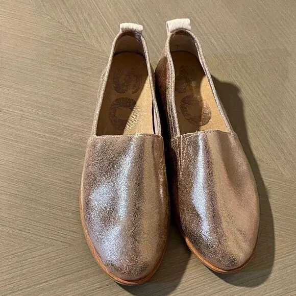 Sorel ELLA slip On Flats in Rose Gold. Near new! Size 9.5.