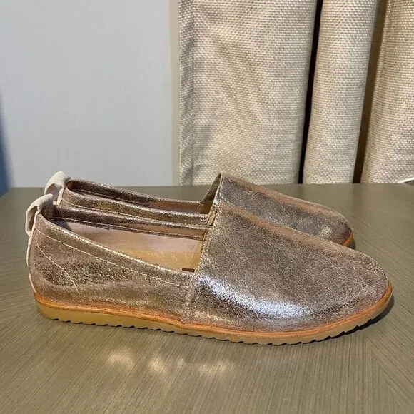Sorel ELLA slip On Flats in Rose Gold. Near new! Size 9.5.