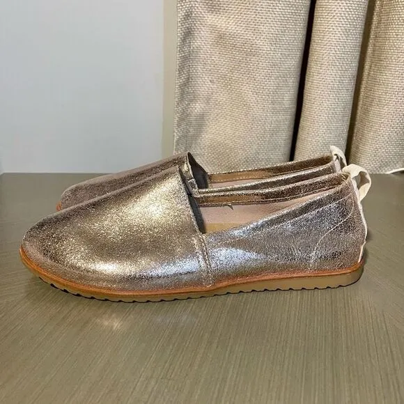 Sorel ELLA slip On Flats in Rose Gold. Near new! Size 9.5.