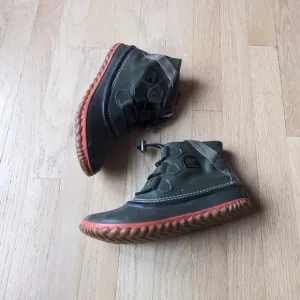 Sorel Green and orange waterproof boots size 8