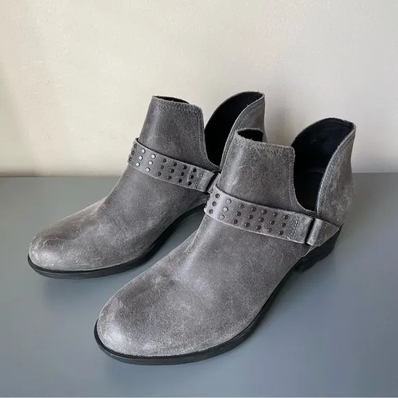 Sorel Lolla II Strap Stud Ankle Boots​