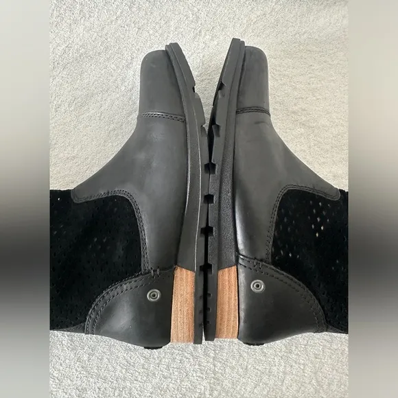 SOREL Major Pull On Perforated Leather and Suede Boots In Black Women's Size 8‎