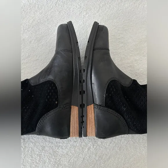 SOREL Major Pull On Perforated Leather and Suede Boots In Black Women's Size 8‎