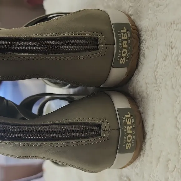 Sorel Out N' About Stretchy Ankle Height Strappy Sandals with Back Zip Size 8