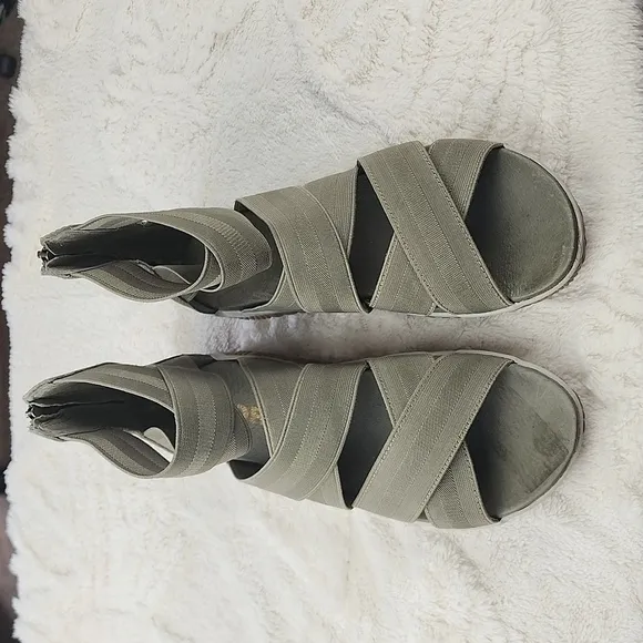 Sorel Out N' About Stretchy Ankle Height Strappy Sandals with Back Zip Size 8