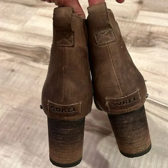 Sorel pull on Chelsea heeled ankle boots size 8