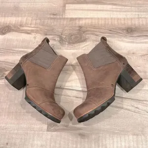 Sorel pull on Chelsea heeled ankle boots size 8