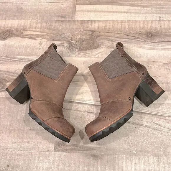 Sorel pull on Chelsea heeled ankle boots size 8