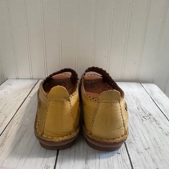 Spring Step Women’s Size 36 Leather Laser Cut Slip-On Comfort Shoes Mustard