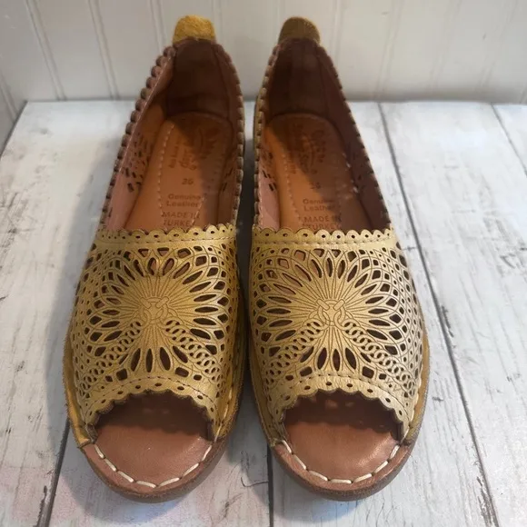 Spring Step Women’s Size 36 Leather Laser Cut Slip-On Comfort Shoes Mustard
