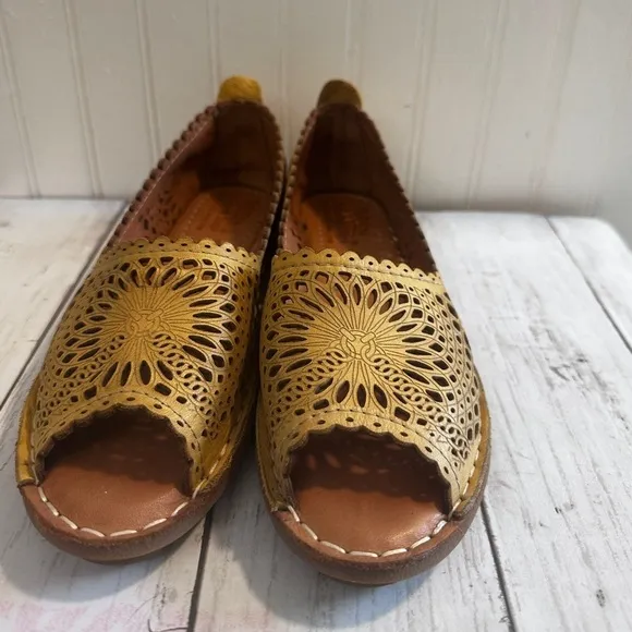 Spring Step Women’s Size 36 Leather Laser Cut Slip-On Comfort Shoes Mustard