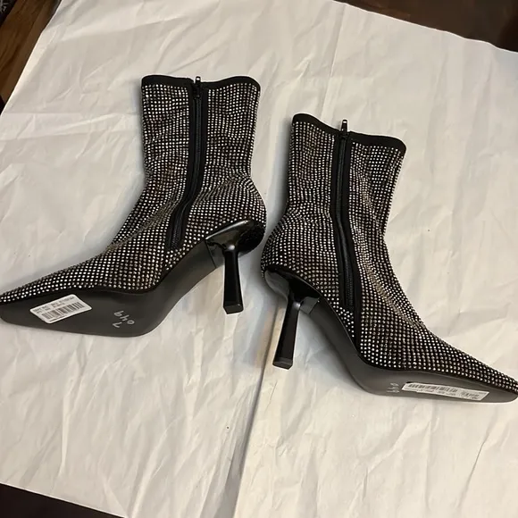 STEVE MADDEN VAKAY ANKLE PULL ON BOOTIES