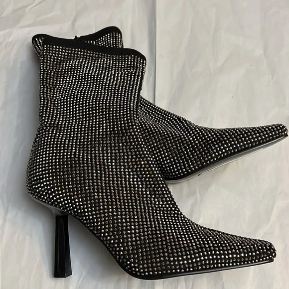 STEVE MADDEN VAKAY ANKLE PULL ON BOOTIES