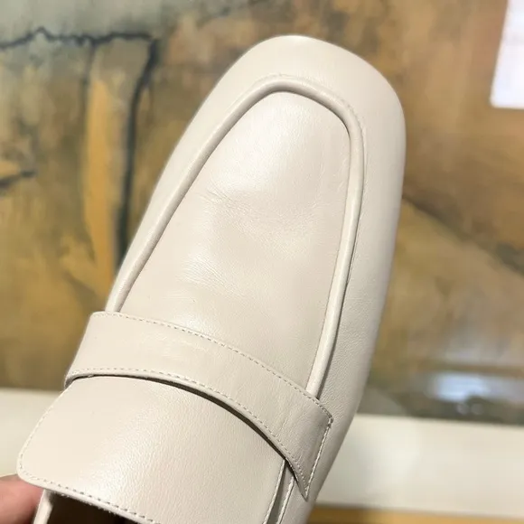 🌹STUART WEITZMAN🌹 Sleek Leather Square-Toe Loafers Size: 7.5B