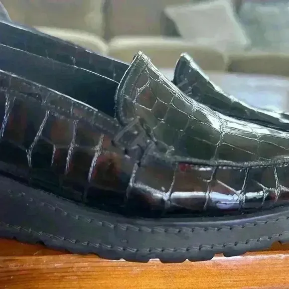 Stuart Weitzman women’s croc embossed Chunky Sole Slip-On loafers size 6.5