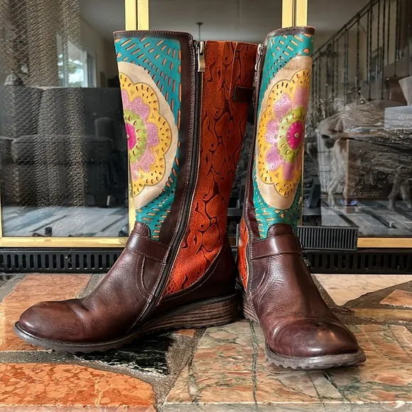 Tall boots. L’Artiste size 39. (8 1/2). Brown. Flower. Orange. Buckle. Colorful.