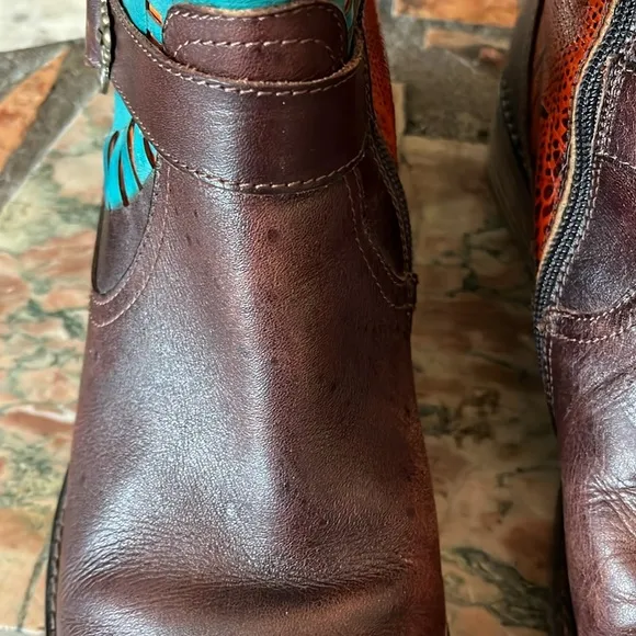 Tall boots. L’Artiste size 39. (8 1/2). Brown. Flower. Orange. Buckle. Colorful.