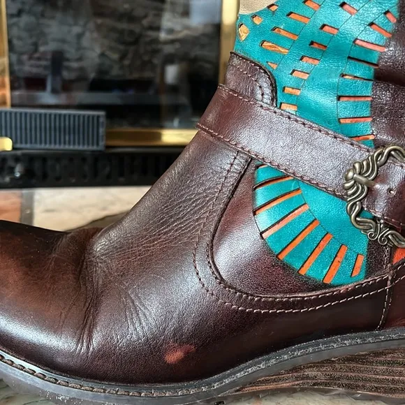 Tall boots. L’Artiste size 39. (8 1/2). Brown. Flower. Orange. Buckle. Colorful.