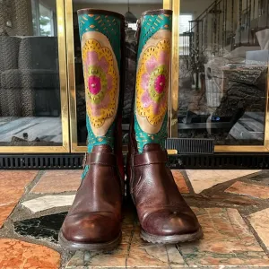 Tall boots. L’Artiste size 39. (8 1/2). Brown. Flower. Orange. Buckle. Colorful.
