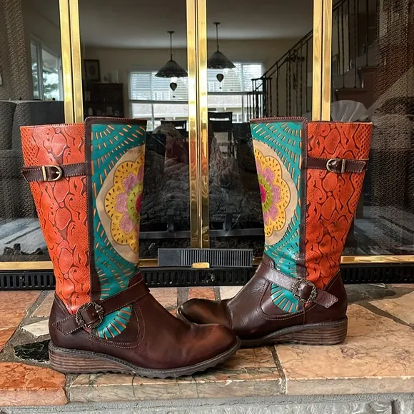 Tall boots. L’Artiste size 39. (8 1/2). Brown. Flower. Orange. Buckle. Colorful.