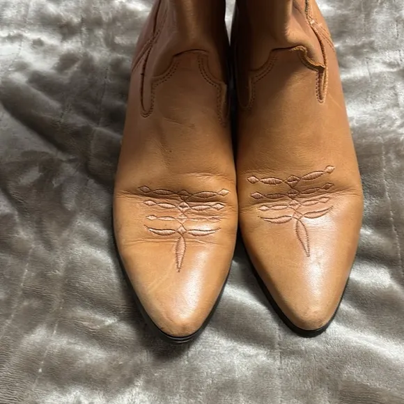 Tan Laredo Cowgirl boots