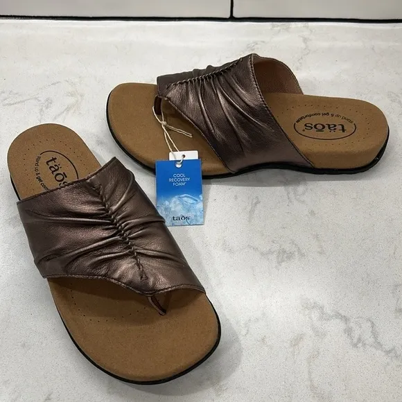 Taos Gift 2 Coco Metallic Size 8 Women’s Sandals Flats Slip On