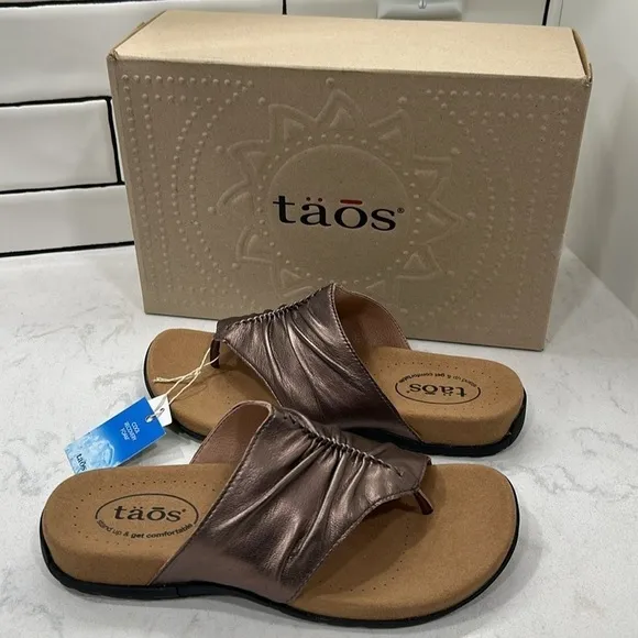 Taos Gift 2 Coco Metallic Size 8 Women’s Sandals Flats Slip On
