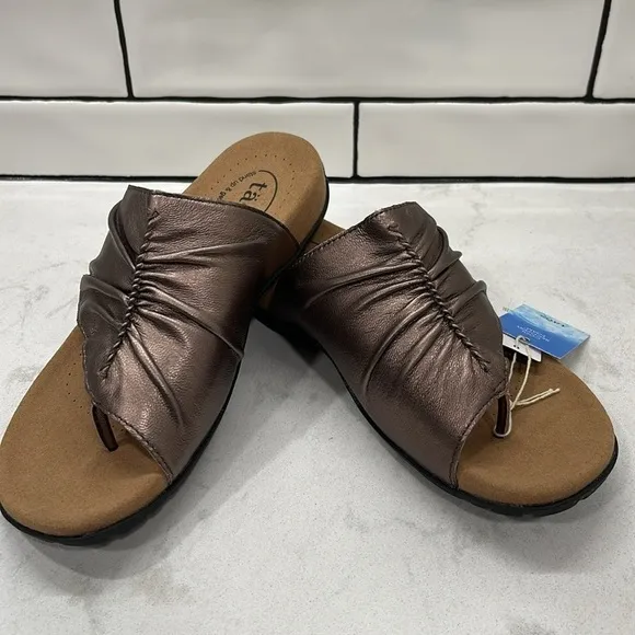 Taos Gift 2 Coco Metallic Size 8 Women’s Sandals Flats Slip On