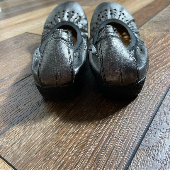 Taos Leather Flats Size 7  7.5