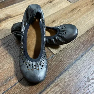 Taos Leather Flats Size 7  7.5