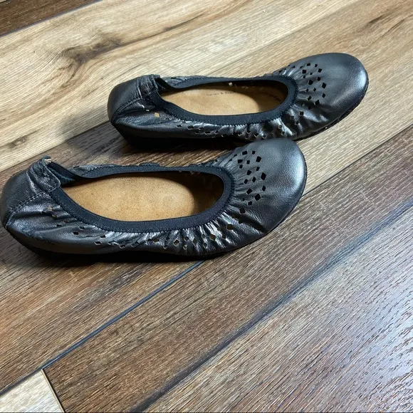 Taos Leather Flats Size 7  7.5