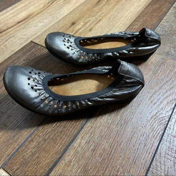 Taos Leather Flats Size 7  7.5