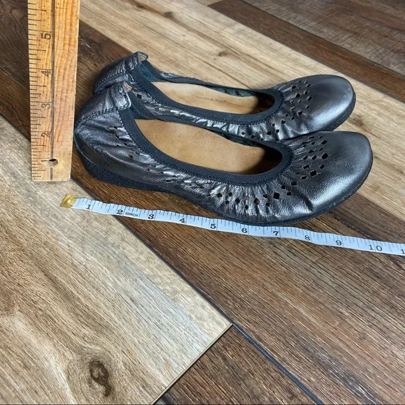 Taos Leather Flats Size 7  7.5