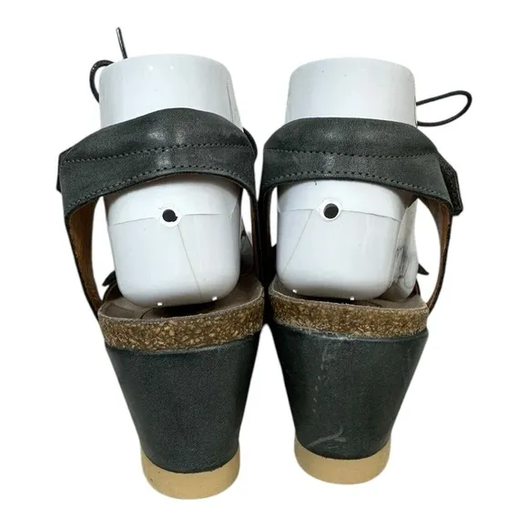 Taos tie wish adjustable green leather sandals size 9
