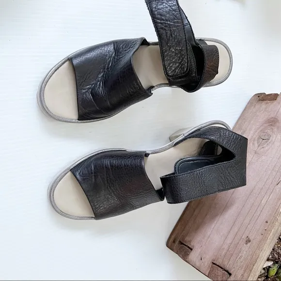 The FLEXX - Black Leather Big Enough Sandals Size 7