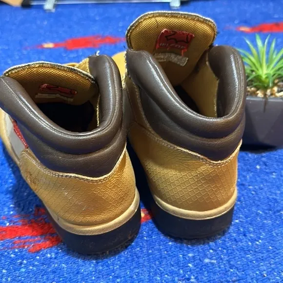 💕Timberland field boots for boys  size 6.5 US