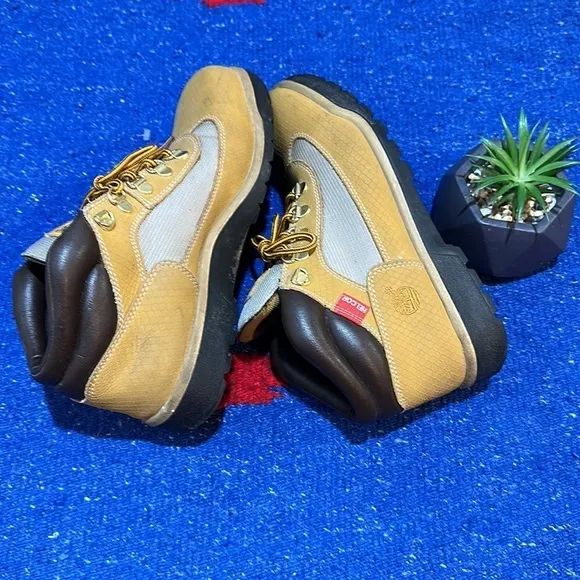 💕Timberland field boots for boys  size 6.5 US
