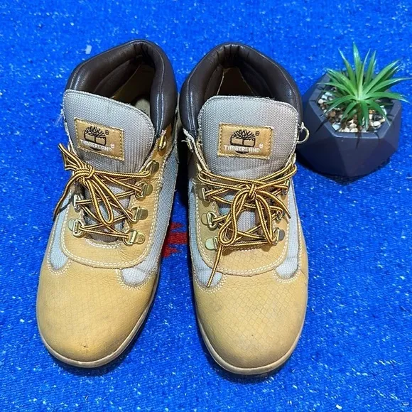 💕Timberland field boots for boys  size 6.5 US