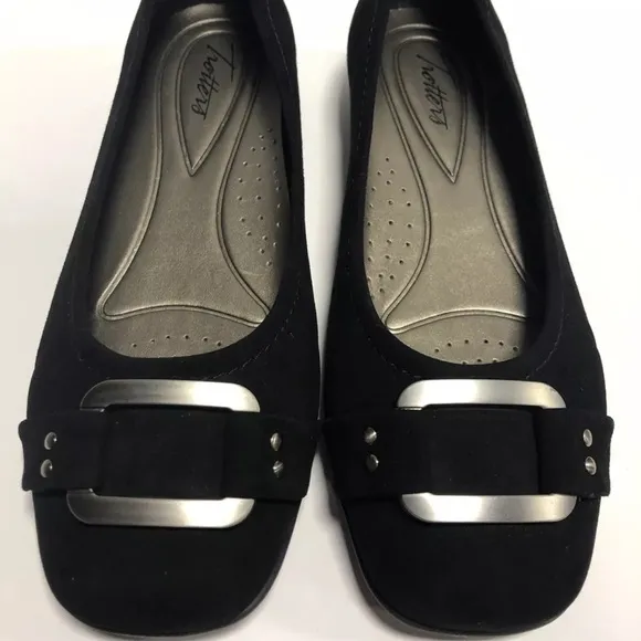 Trotters Women’s Sizzle, Black Slip-On Flats, Size 7.5 WW