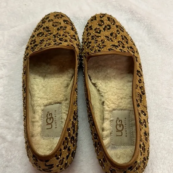 UGG Animal Print w/Grommets Leather Upper Slip-on Flats Size 5.5 Preowned