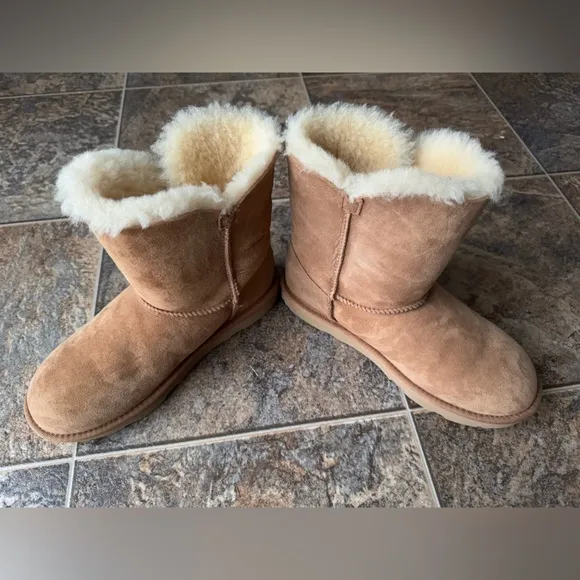 UGG Bailey Button Pull On Boots- Chestnut Tan, Big Kid’s Size 6