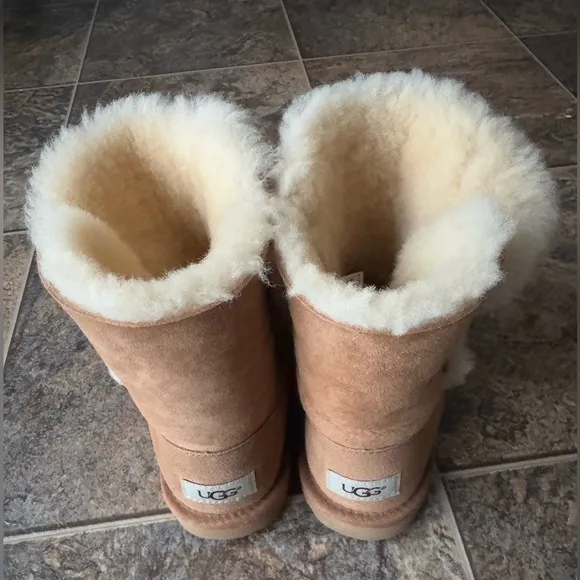 UGG Bailey Button Pull On Boots- Chestnut Tan, Big Kid’s Size 6