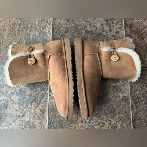 UGG Bailey Button Pull On Boots- Chestnut Tan, Big Kid’s Size 6
